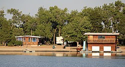 Jama pijeska i šljunka Brannan br. 8-Jezero Sangraco Boathouse Complex.JPG