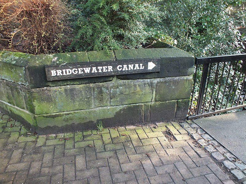 File:Bridgewater Canal Walton Lea Bridge 1979.JPG