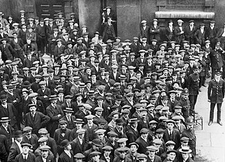 Voluntari britanici așteptând plata în Piața Trafalgar din Londra