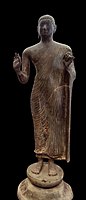 Buddha. Découvert à Đong Dương, (origine: Sri Lanka ?) VIIIe-IXe env. Bronze, H. 119 cm. Musée d'Histoire du Vietnam[56],[57]