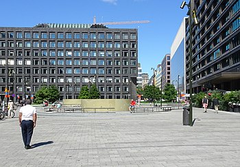 Brunkebergstorg förändrades under Norrmalmsregleringen på 1960-talets slut. Till vänster en vy mot norr med Televerkets hus i fonden den 31 maj 1967. Torget efter senaste uppfräschning sett från samma fotopunkt den 4 augusti 2020 med huset för Sveriges Riksbank i fonden.