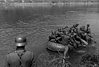 Lính Đức vượt sông Meuse bằng xuồng cao su, ngày 14 tháng 5 năm 1940