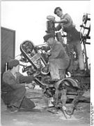 Bundesarchiv Bild 183-25997-0001, Panschwitz, Reparatur eines Mähbinders.jpg