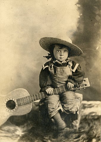 Keaton as a child in vaudeville (c. 1897)