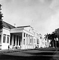 Gedung Mahkamah Agung (masa Hindia Belanda) dan Istana Daendels ("Het Grote Huis") di Waterlooplein (sekarang Lapangan Banteng), Batavia