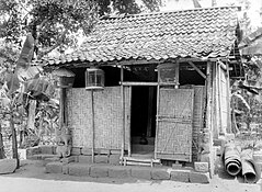 Javaans huis, gebouwd op een fundament van stenen afkomstig van de Candi Lara Jonggrang, 1928