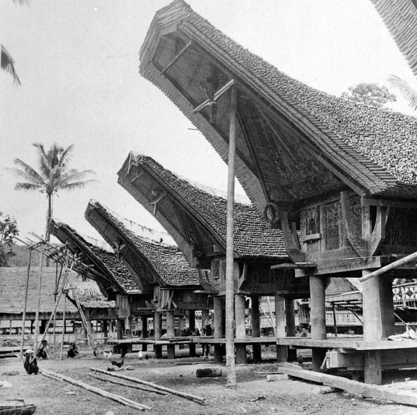 File:COLLECTIE TROPENMUSEUM Rijstschuren gebouwd ter gelegenheid van een dodenfeest in kampong Kesoe bij Rantépao Celebes TMnr 10003194.jpg