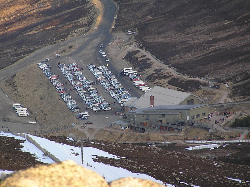 File:Cairngorm mountain ski resort base station.JPG