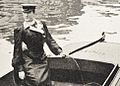 Camille du Gast legt die Prüfung als Motorbootführerin ab, September 1904