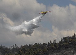 Αεροσκάφος Canadair CL-415 πραγματοποιεί ρίψη νερού κατά τη διάρκεια της πυρκαγιάς στην Πάρνηθα