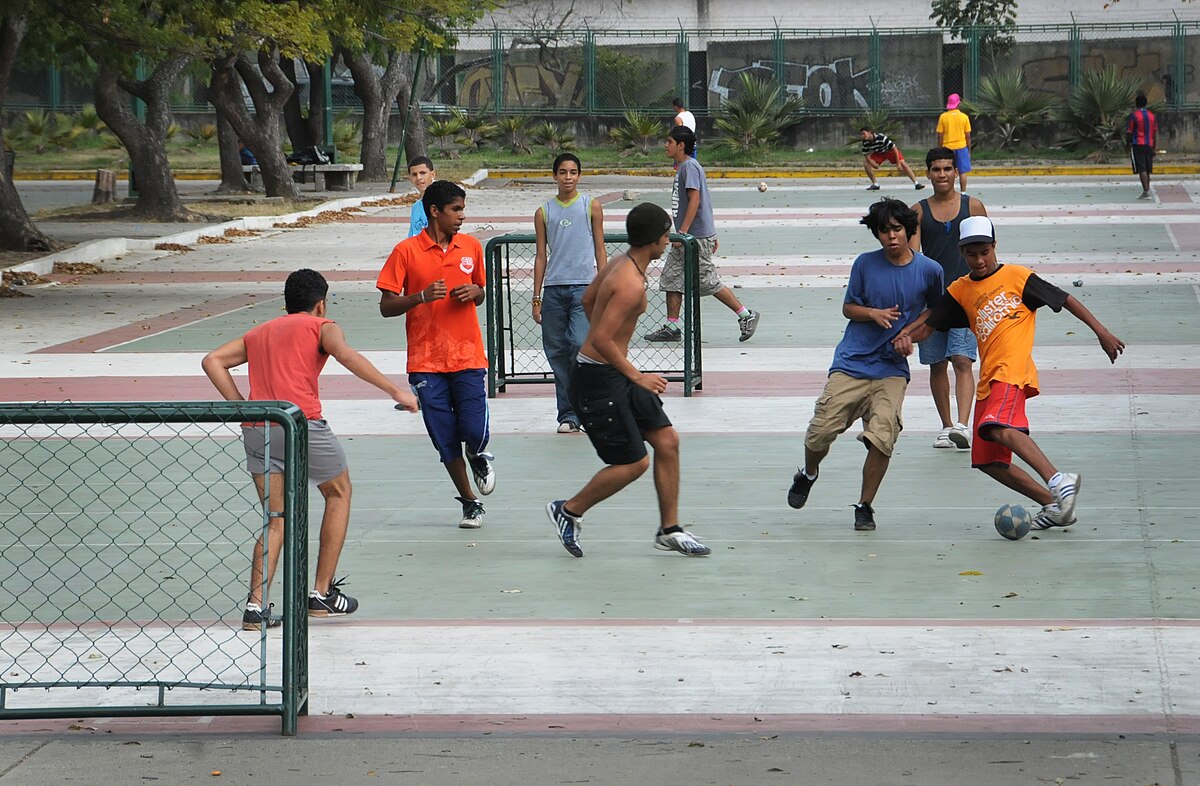 JOGAR BOLA NA RUA 