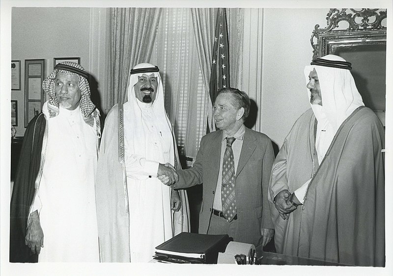 File:Carl Albert shaking hands with the Commander of National Guard of Saudi Arabia. July 9, 1976.jpg