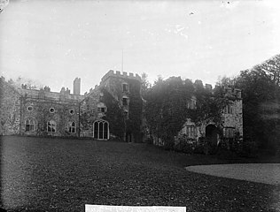 Ffotograff o'r castell a'r gatws gan John Thomas, tua 1885 (Llyfrgell Genedlaethol Cymru)