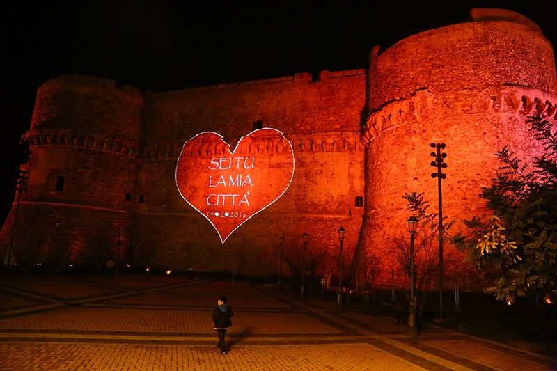 File:Castello Aragonese - notturna.jpg