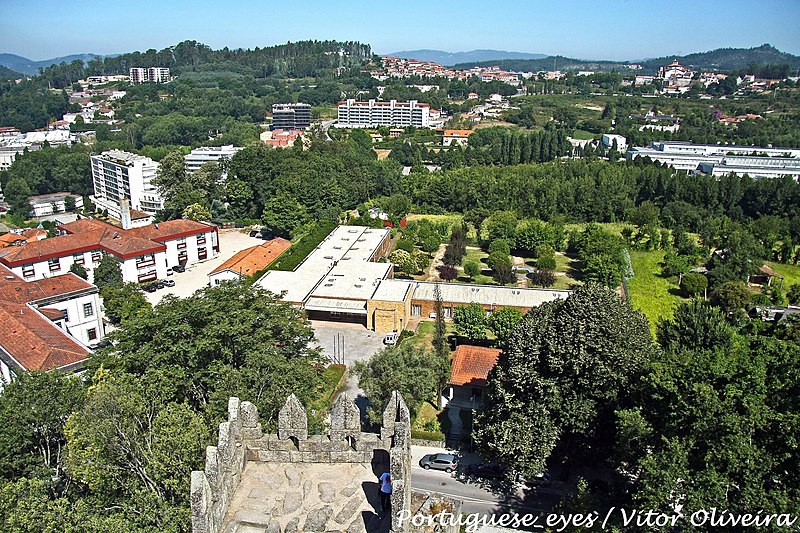 File:Castelo de Guimarães - Portugal (7896695708).jpg