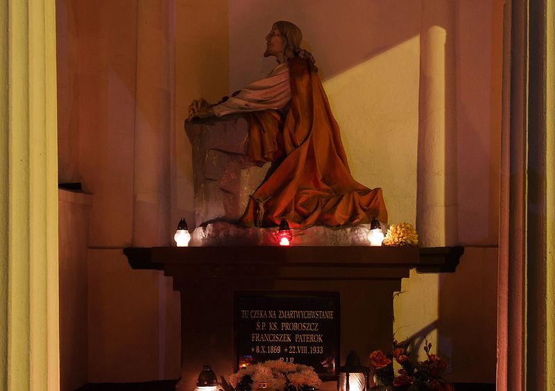 File:Cemetery in OL - monument1.jpg