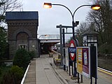 Jardim da estação Chesham, castelo d'água e caixa de sinalização (olhando para o norte em direção ao prédio da estação)