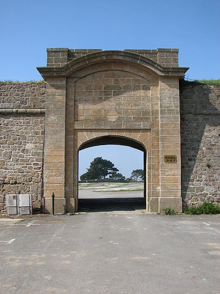 File:Cité d'Aleth, entrée du fort.jpg