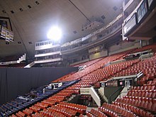 Civic Arena de Pittsburgh: vue des tribunes vides, sièges oranges à l'avant-plan, bleus à l'arrière plan.