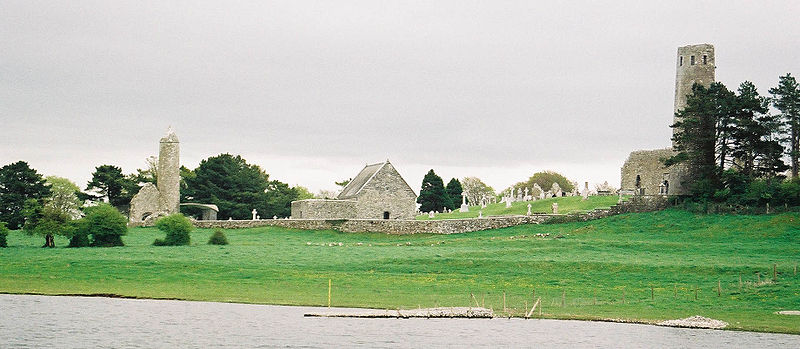 File:Clonmacnois viewed from river.jpg