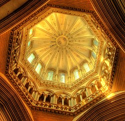 Vue intérieure de la tour-lanterne de la cathédrale de Coutances