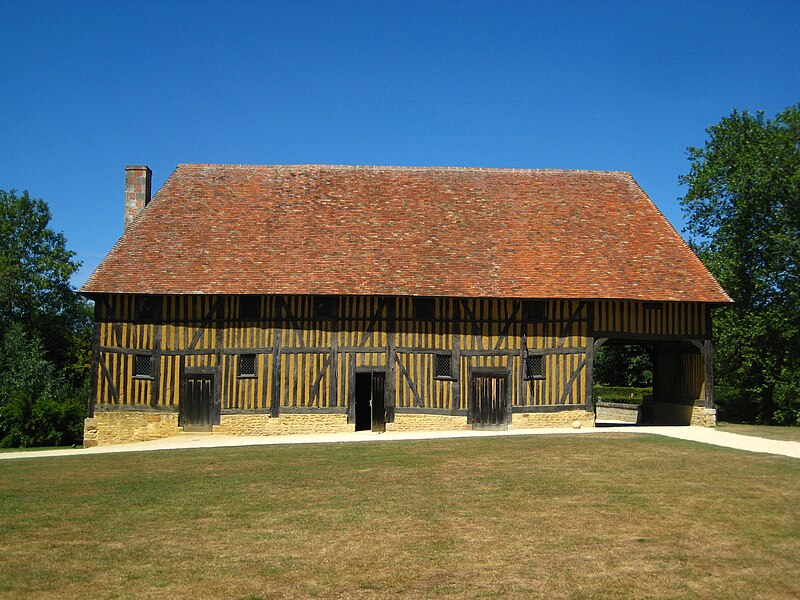 File:Crevecoeurenauge chateau ferme.JPG