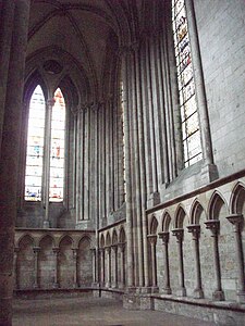 Foto van het zuidelijke transept met zijn kelderbogen