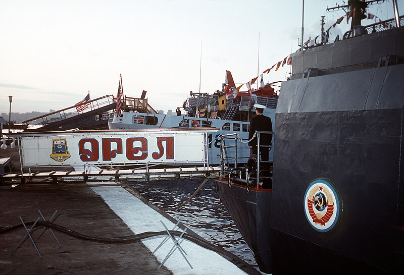 File:DN-ST-93-00439 Crew members man the rails aboard the Russian frigate OREL (149) and the high endurance cutter USCGC CHASE (WHEC-718).jpg