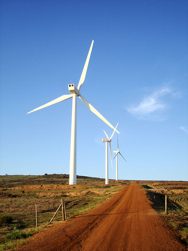 Větrné turbíny u prašné cesty