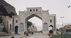 Au-dessus de la porte du Coran est enterré dans les rochers Khwaju Kermani, un autre poète mystique de Shiraz.