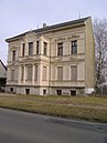 Residential house ("Pötter-Villa") with lateral fencing