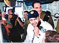 שר הביטחון עמיר פרץ מלווה על ידי מפקד חיל הים דוד בן בעש"ט בשיט באח"י אילת (סער 5), מימינו למטה מיקרופון של גל"צ, יולי 2006