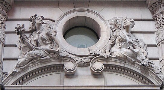 Décoration d'édifice Beaux-Arts présentant des images des déesses romaines Pomone et Diane.  Notez le naturalisme des postures et la rustication canalisée de la maçonnerie.