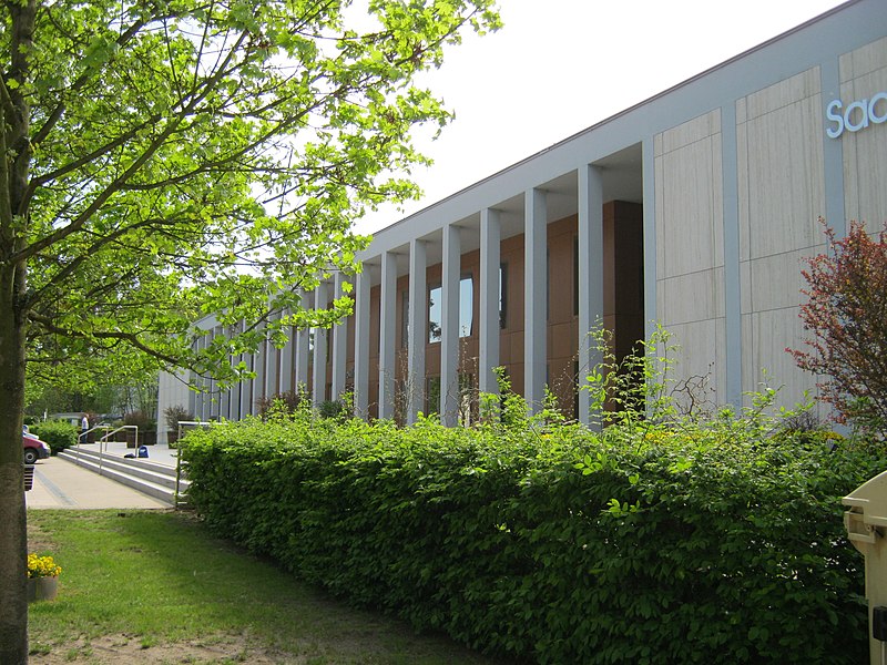 File:Die Saarower Therme April 2012 - panoramio.jpg