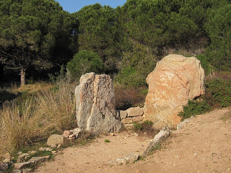 File:Dolmen de la Briande.JPG