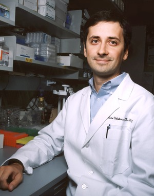 Dr. Vicotor Velculescu in his lab.tif