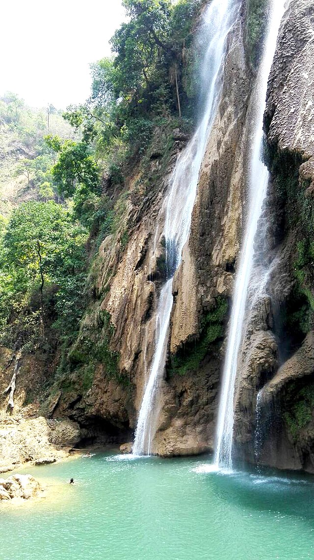 File:Dut-Taw-Gyint_Waterfall_02_(Ah-Nie-Sakhan).jpg