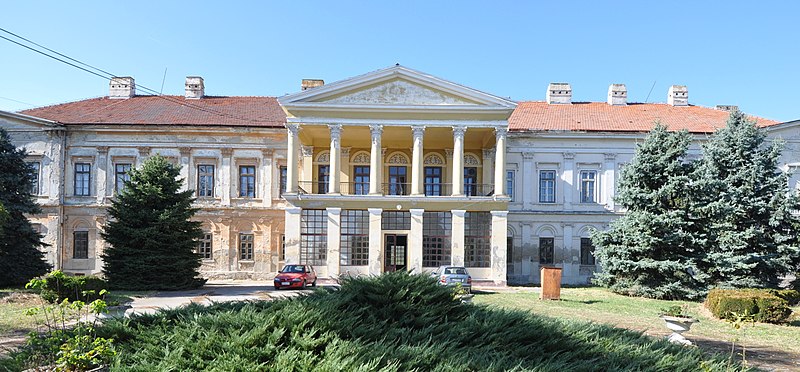 File:Dvorac Karačonji u Novom Miloševu, frontalni izgled.jpg