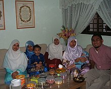 משפחה מוסלמית מסינגפור בעיד אל-פיטר