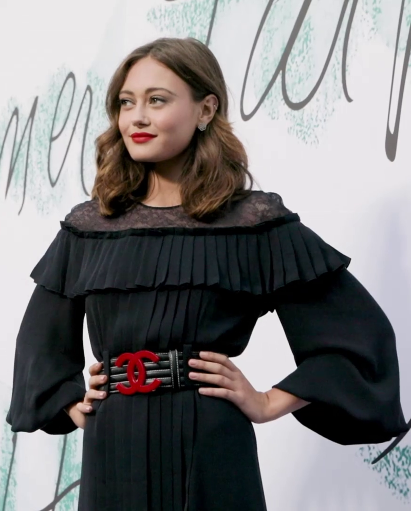 [Image: 800px-Ella_Purnell_Serpentine_Summer_Party_2017.png]