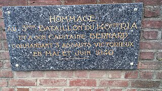 Plaque à la mémoire du 3e bataillon du 140e RIA et à son capitaine Bernard, qui commanda 3 assauts victorieux lors de la Bataille de France, en mai-juin 1940.