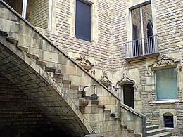 Escalera Patio Musée Historia.jpg