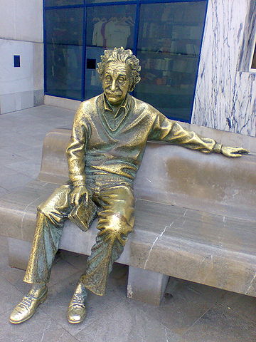 Estatua dedicada a Albert Einstein ubicada en el Museo de las Ciencias de Granada.