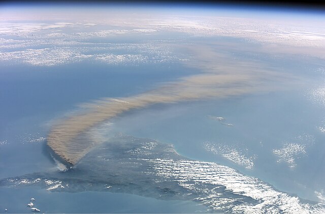 Datei:Etna smoke seen from space.jpg – Wikipedia