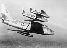 Un gruppo di quattro F-86E in volo nei cieli della Corea, nel novembre del 1952; si noti il velivolo in primo piano, equipaggiato con un solo serbatoio supplementare.