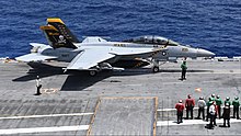 Un F/A-18F Super Hornet sul ponte di lancio della USS Abraham Lincoln nel 2018.