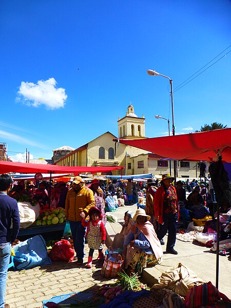 File:Feria en Achacachi, Bolivia.jpg
