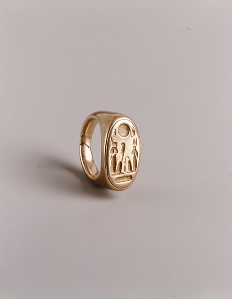 File:Finger Ring depicting King Akhenaten and Queen Nefertiti as Shu and Tefnut MET EG142.jpg