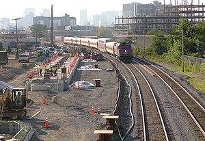 Fitchburg Hattı treni Union Meydanı istasyon inşaatını geçiyor, Ağustos 2020.jpg