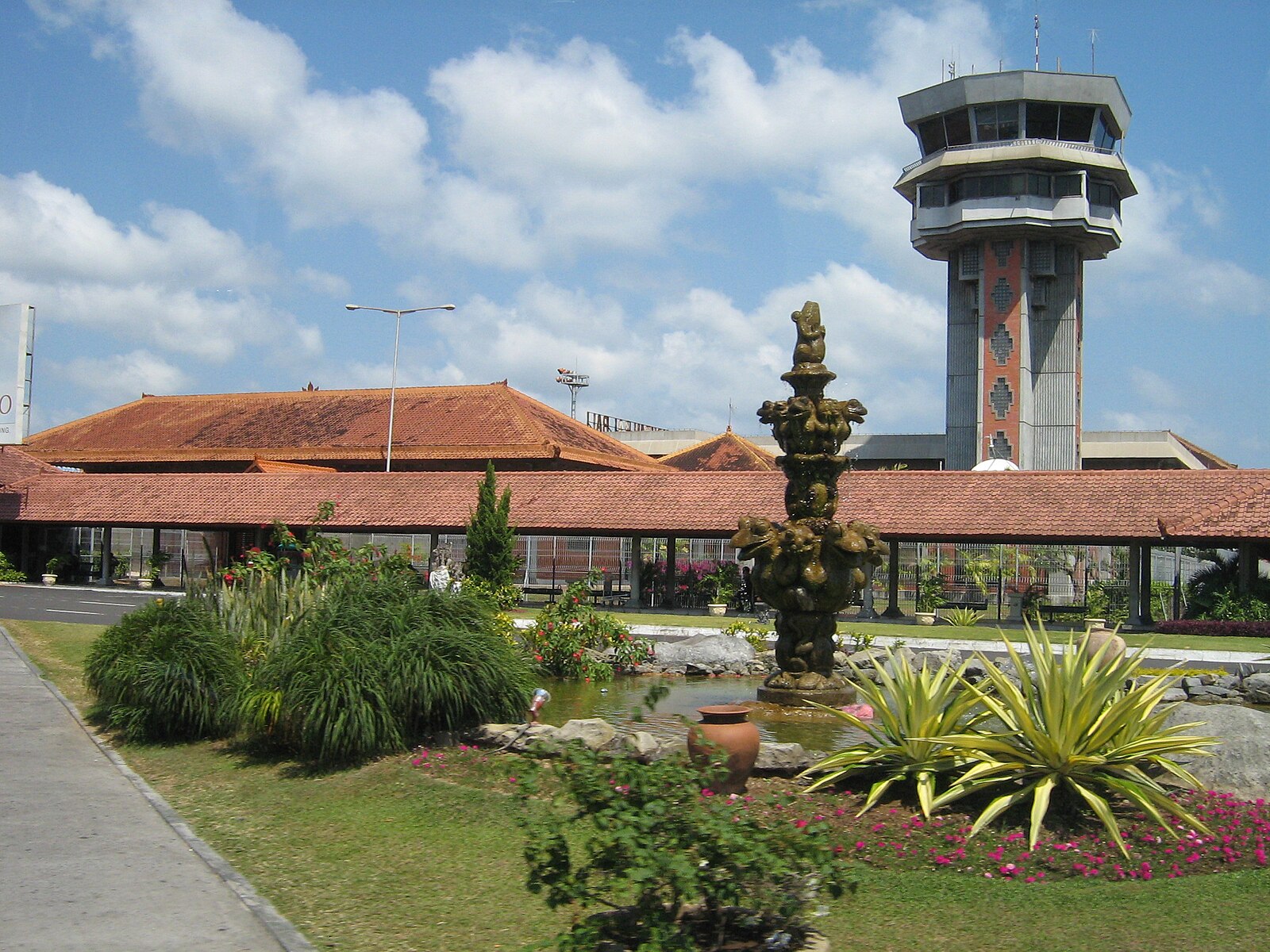 Datei Flughafentower Denpasar  Airport  Bali JPG Wikipedia